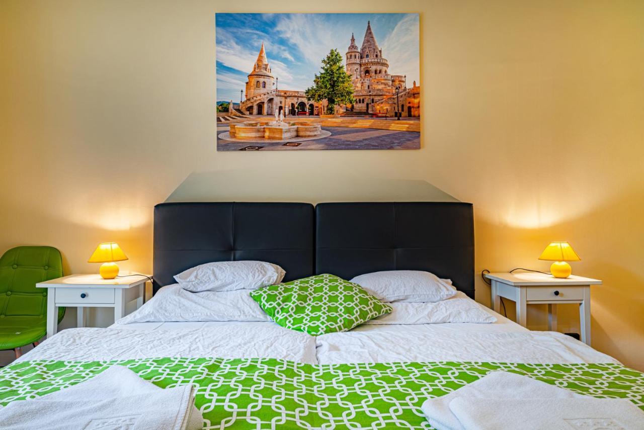 Hotel Bobbio Budapest Bagian luar foto