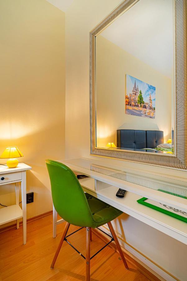 Hotel Bobbio Budapest Bagian luar foto