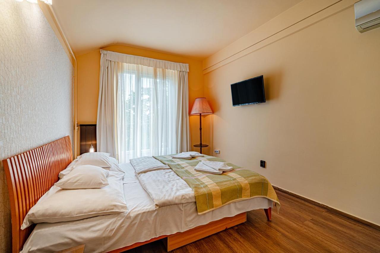 Hotel Bobbio Budapest Bagian luar foto