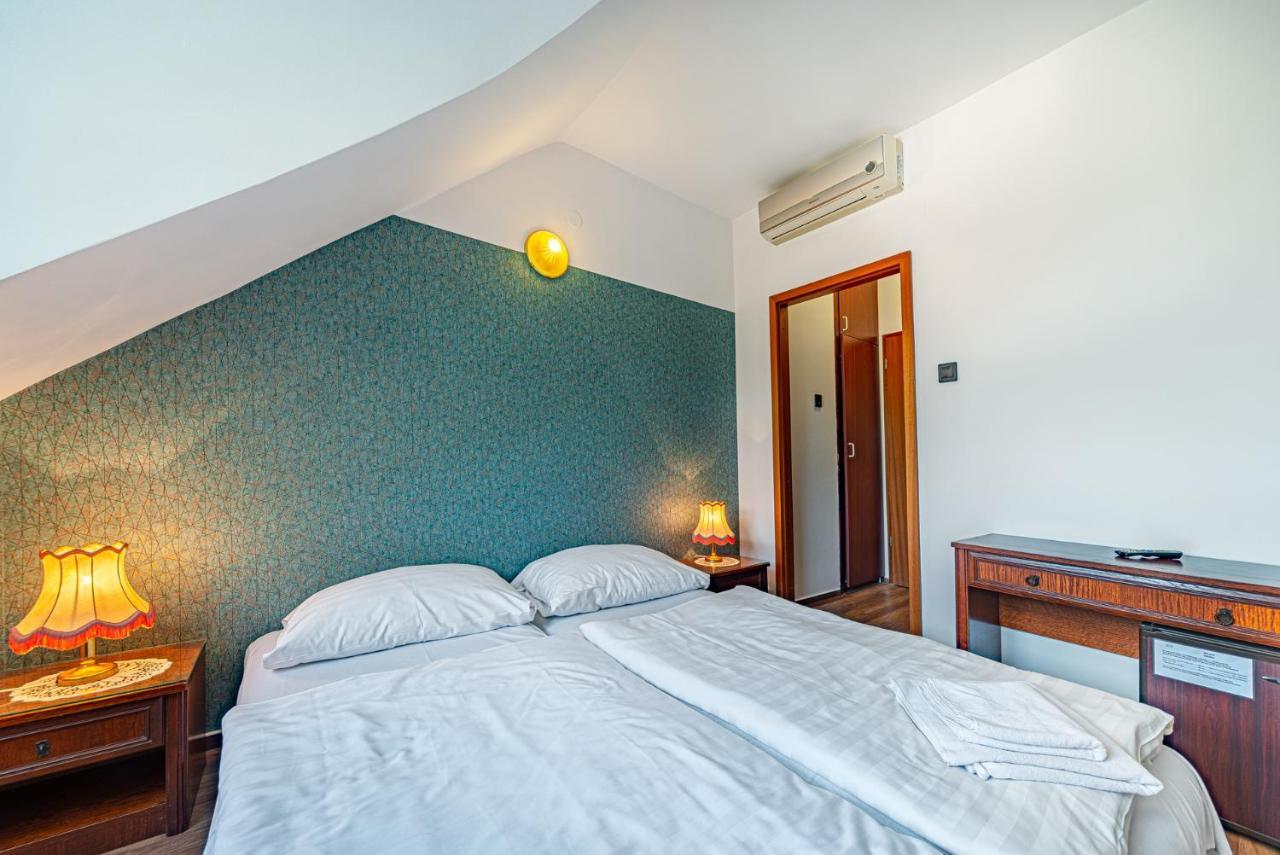 Hotel Bobbio Budapest Bagian luar foto