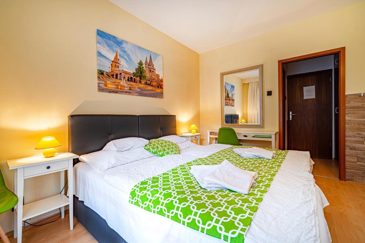 Hotel Bobbio Budapest Bagian luar foto