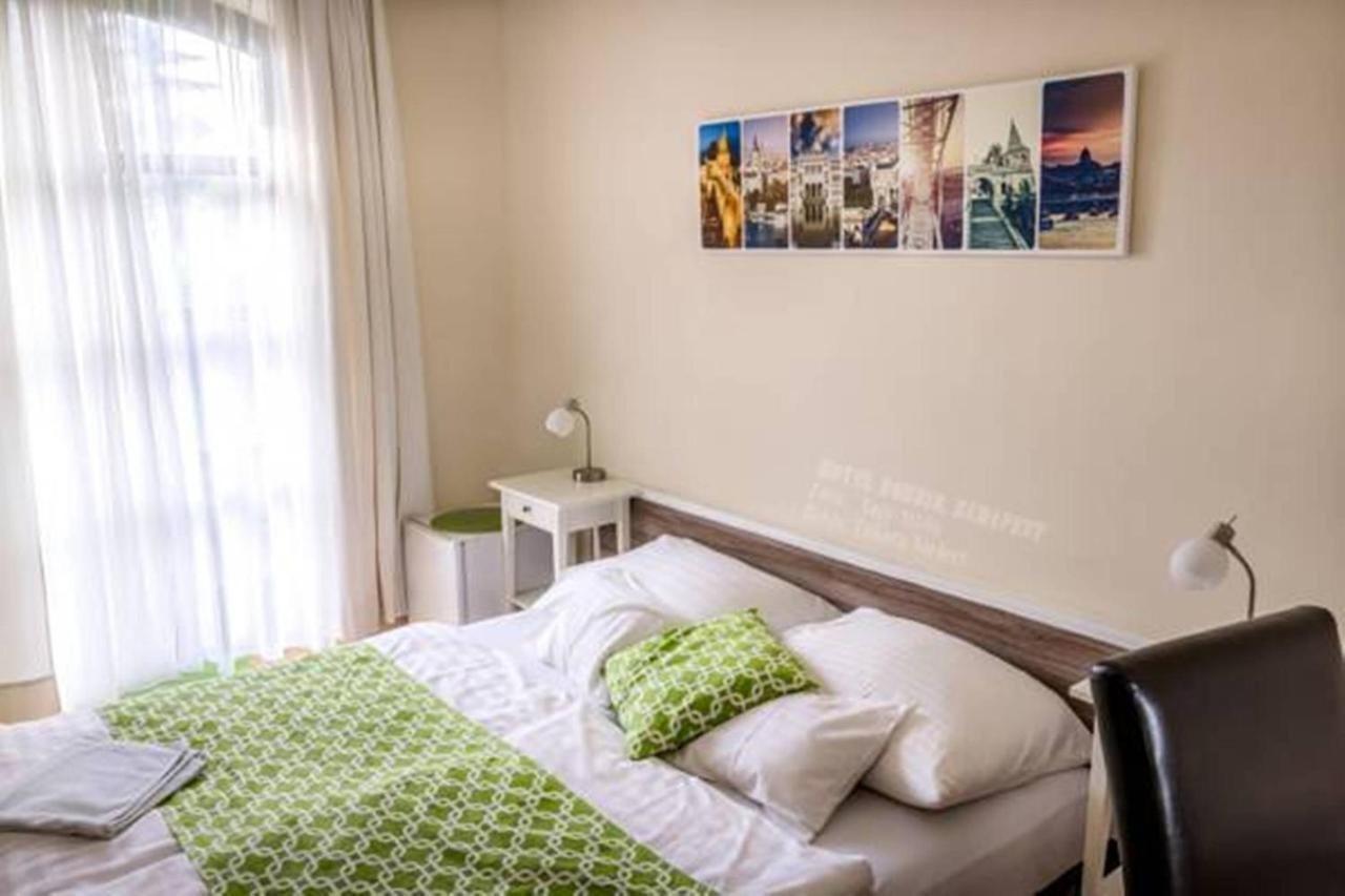 Hotel Bobbio Budapest Bagian luar foto