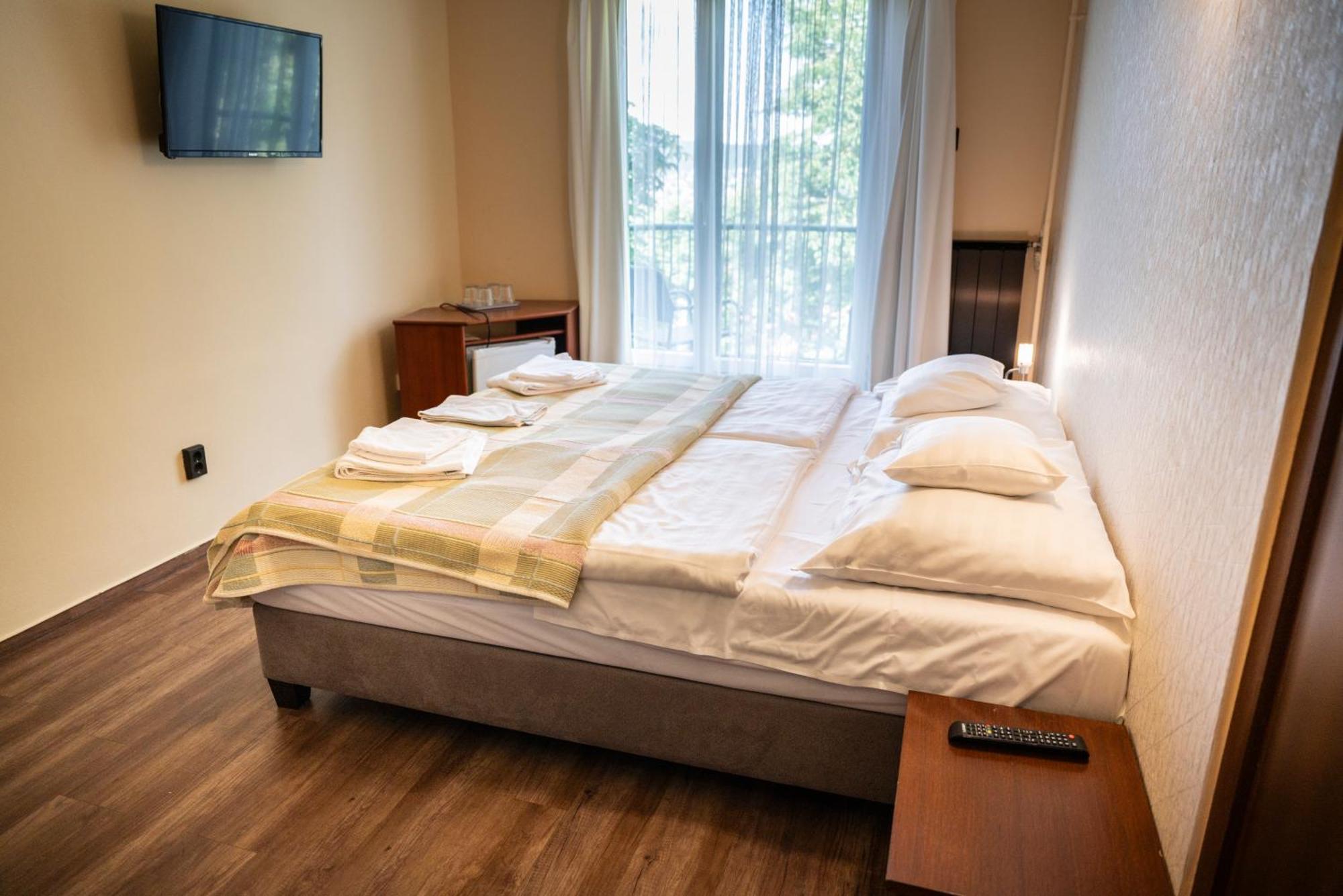 Hotel Bobbio Budapest Bagian luar foto