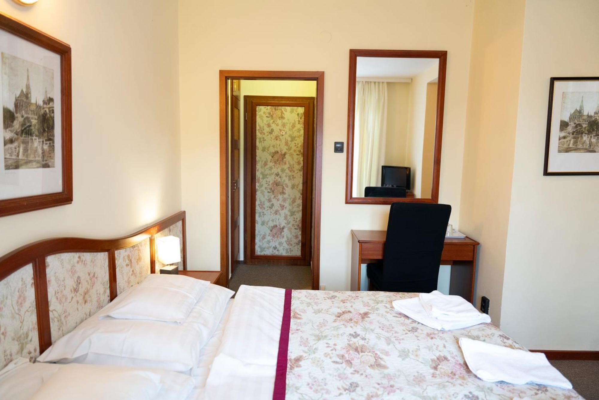 Hotel Bobbio Budapest Bagian luar foto