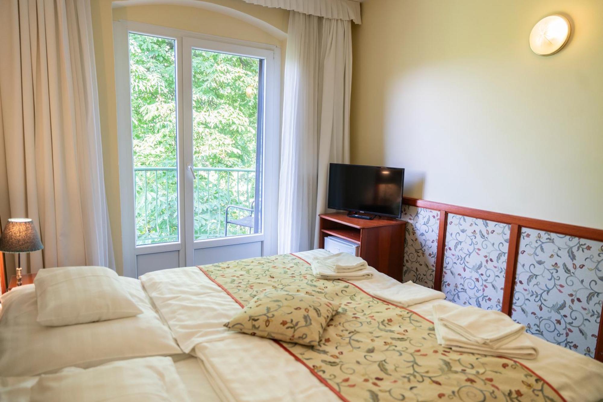 Hotel Bobbio Budapest Bagian luar foto